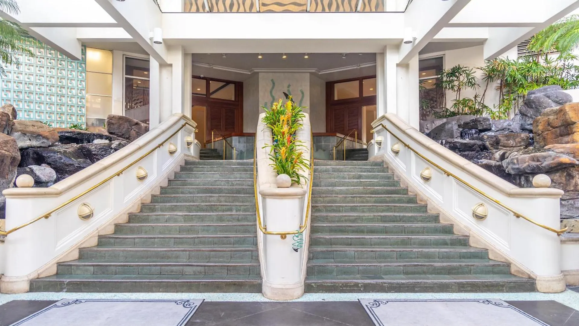 Upscale 2Br & 2Ba Ocean View In Waikiki With Parking! Apartman Honolulu