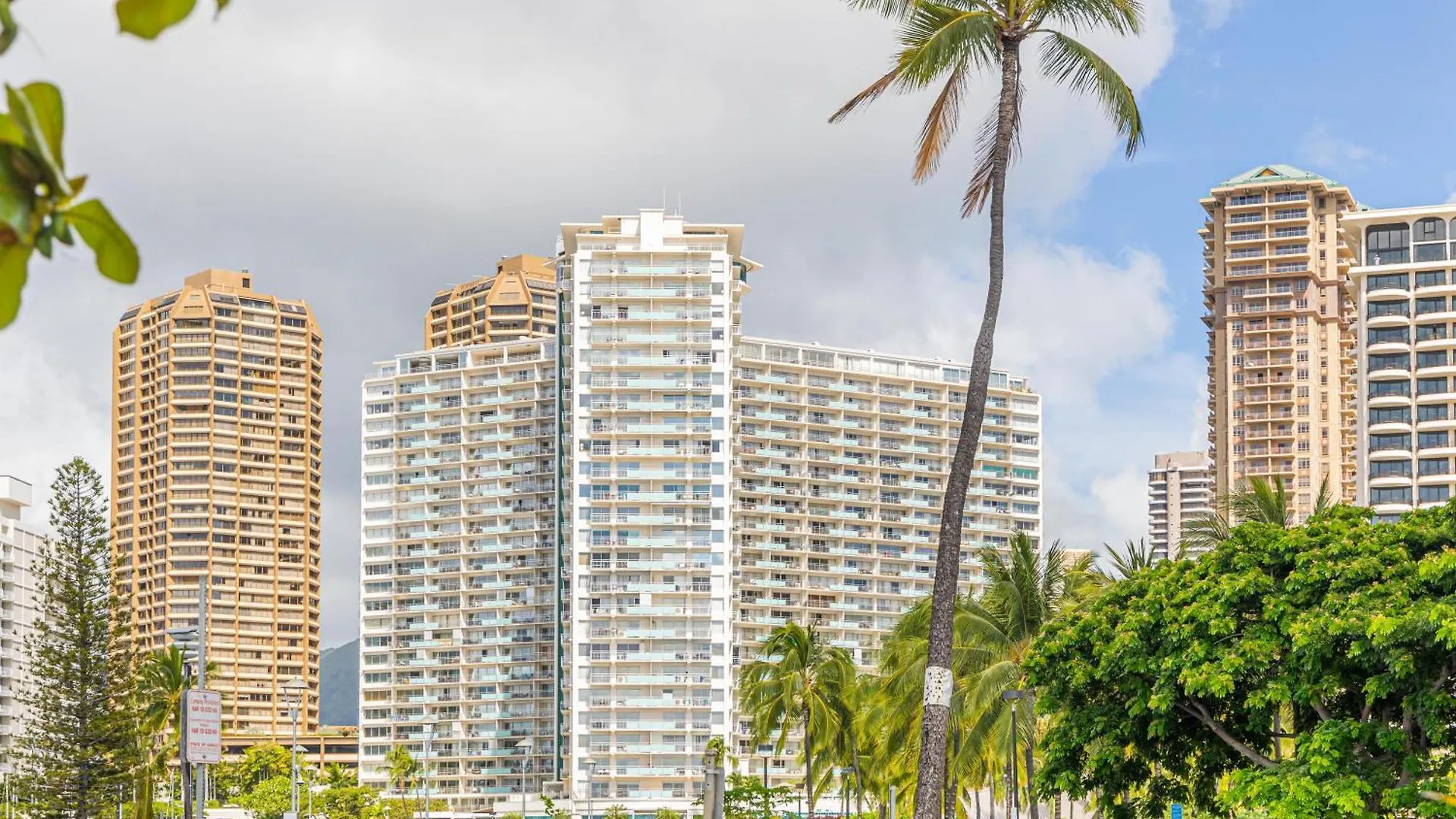 Upscale 2Br & 2Ba Ocean View In Waikiki With Parking! Apartman Honolulu